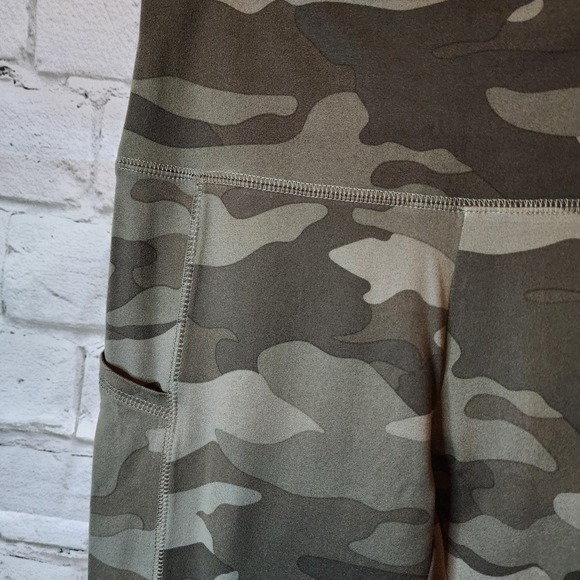 Wild Fable Womens Camo High-Rise Ankle Leggings - Picture 3 of 6